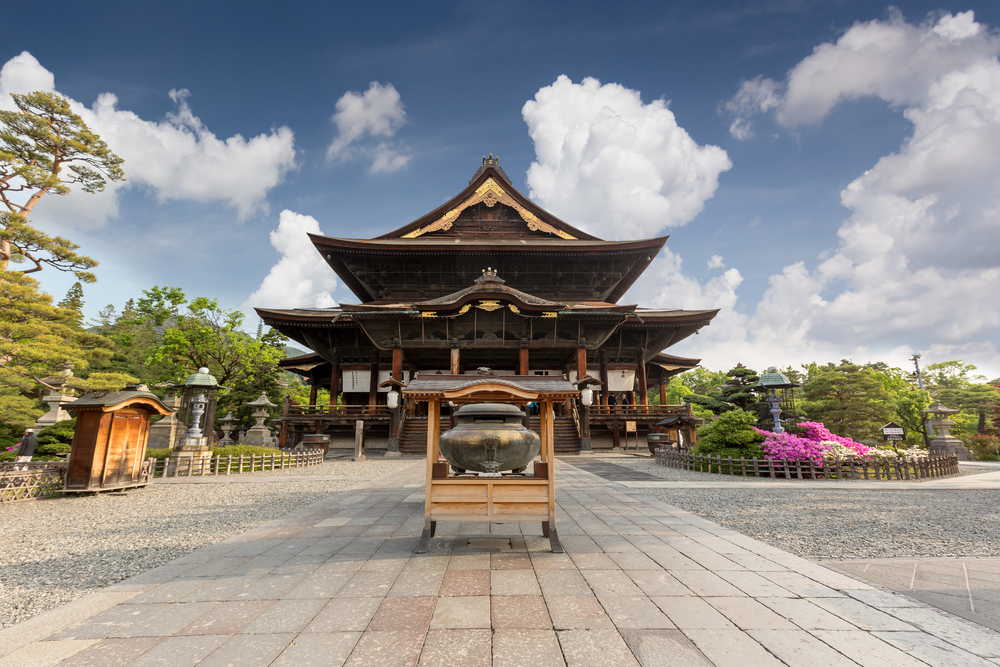 牛に引かれて善光寺参り の使い方や意味 例文や類義語を徹底解説 言葉の手帳 様々なジャンルの言葉や用語の意味 や使い方 類義語や例文まで徹底解説します